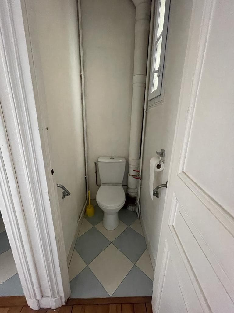 Pied-à-terre rive gauche — WC — État initial